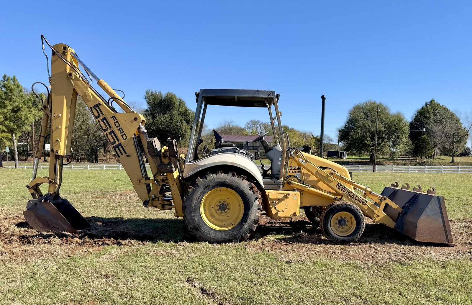 1998 NEW HOLLAND 555E 4WD OROPS BACKHOE LOADER