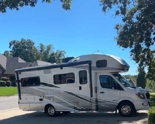 2017 Winnebago Navion 24J 25′ Class C Motorhome C15180179