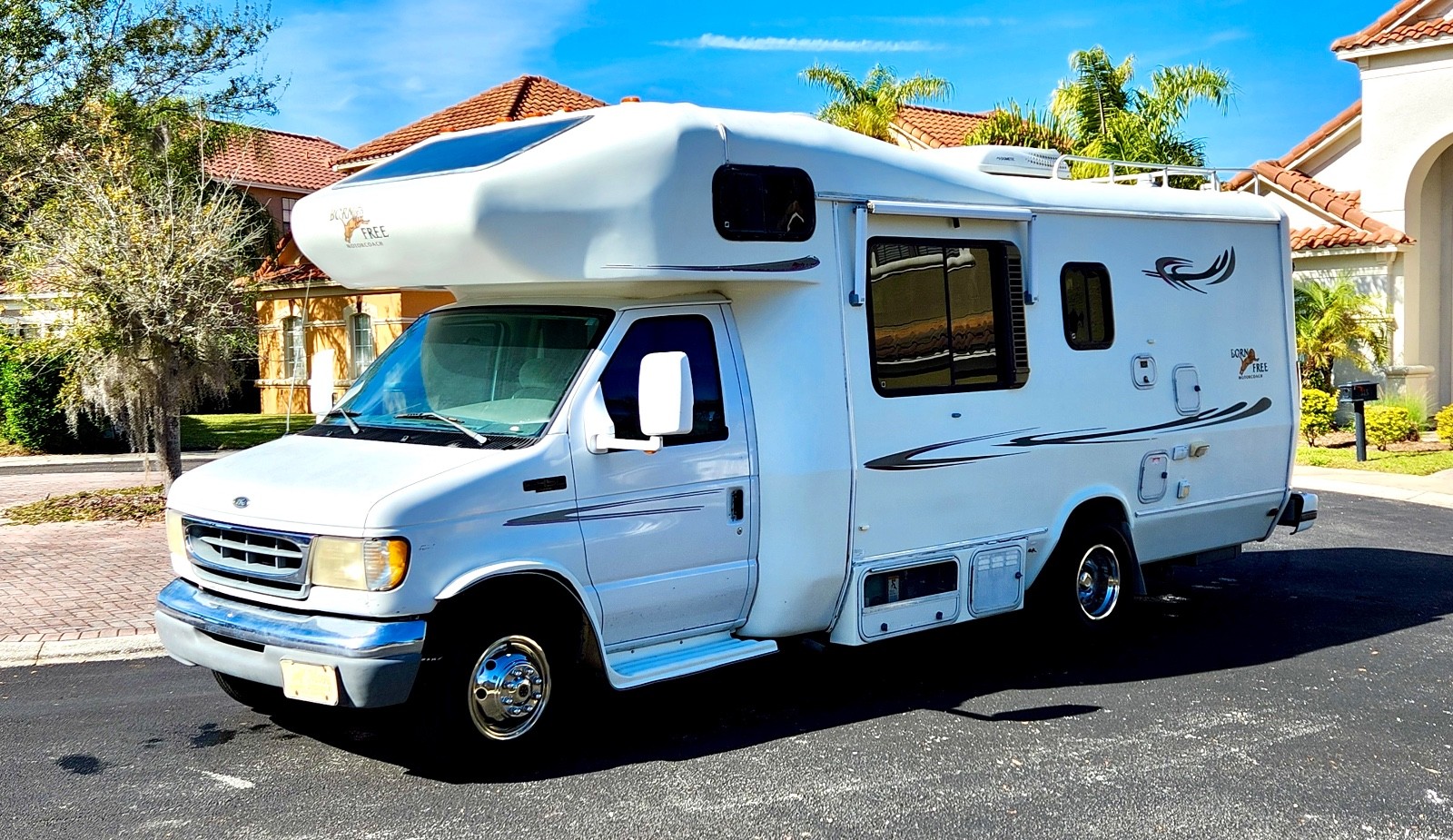 2000 Born Free 24ft Class C V10 64K Original Miles!