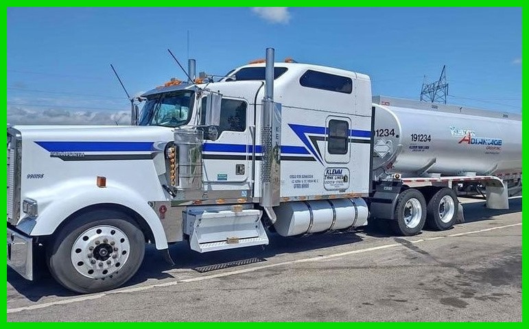 2002 Kenworth W900 Conventional Sleeper Semi