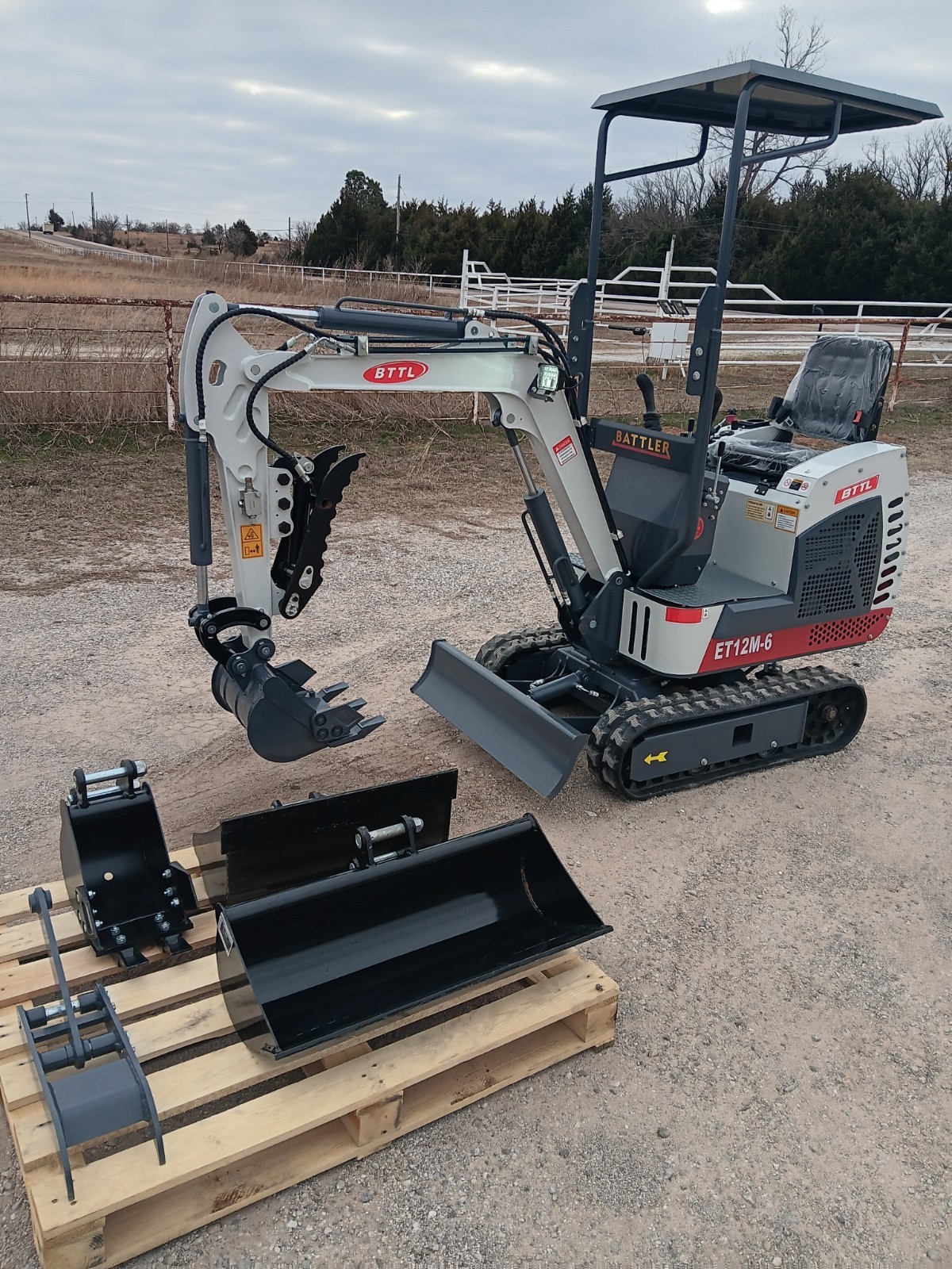 New BTTL MINI EXCAVATOR, HYDRAULIC  THUMB , 4 ATTACHMENTS FREE SHIP TO TERMINAL