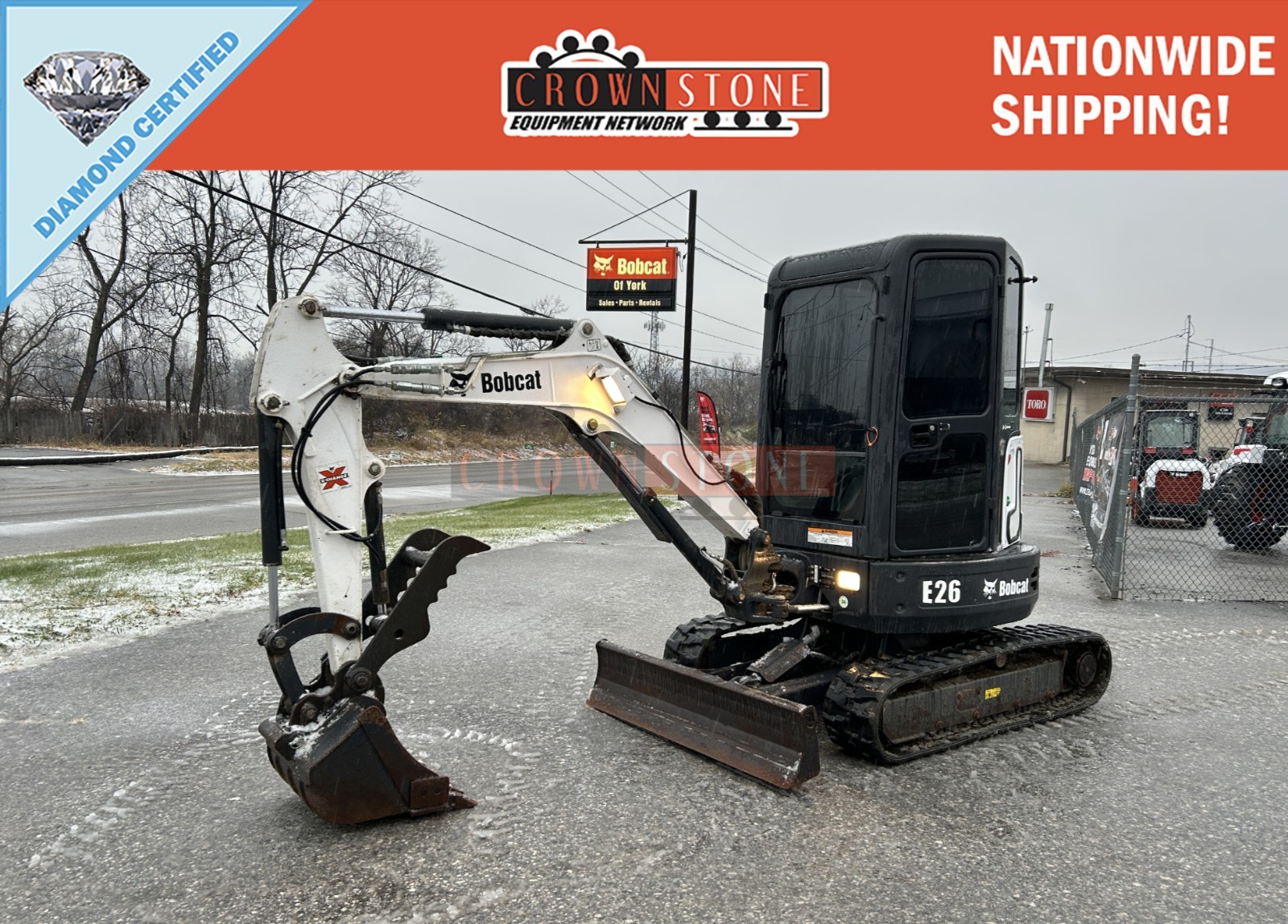 2012 BOBCAT E26 MINI EXCAVATOR, 885 HRS, CAB, HEAT/AC, RADIO, 2SPD, THUMB, 27HP