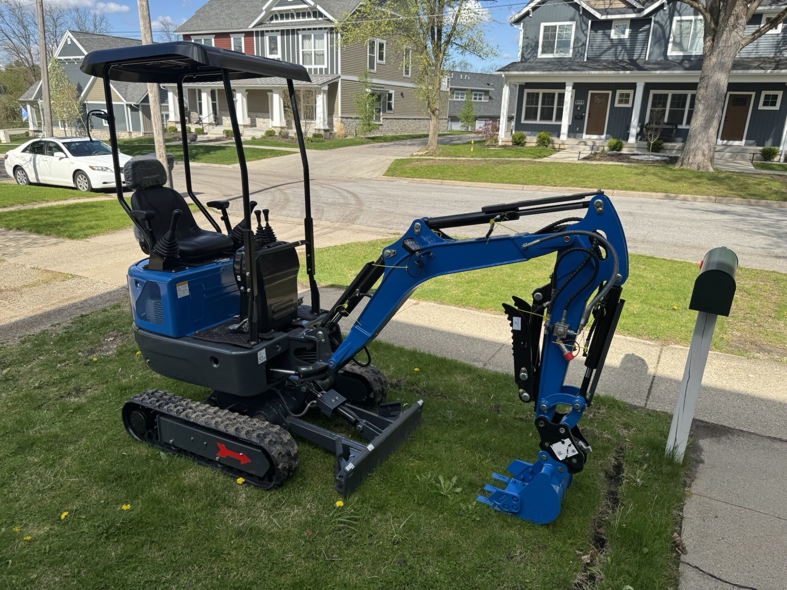 Rippa R10 1-Ton Mini Excavator, Briggs Gas Motor, Swing Boom, Expandable Track