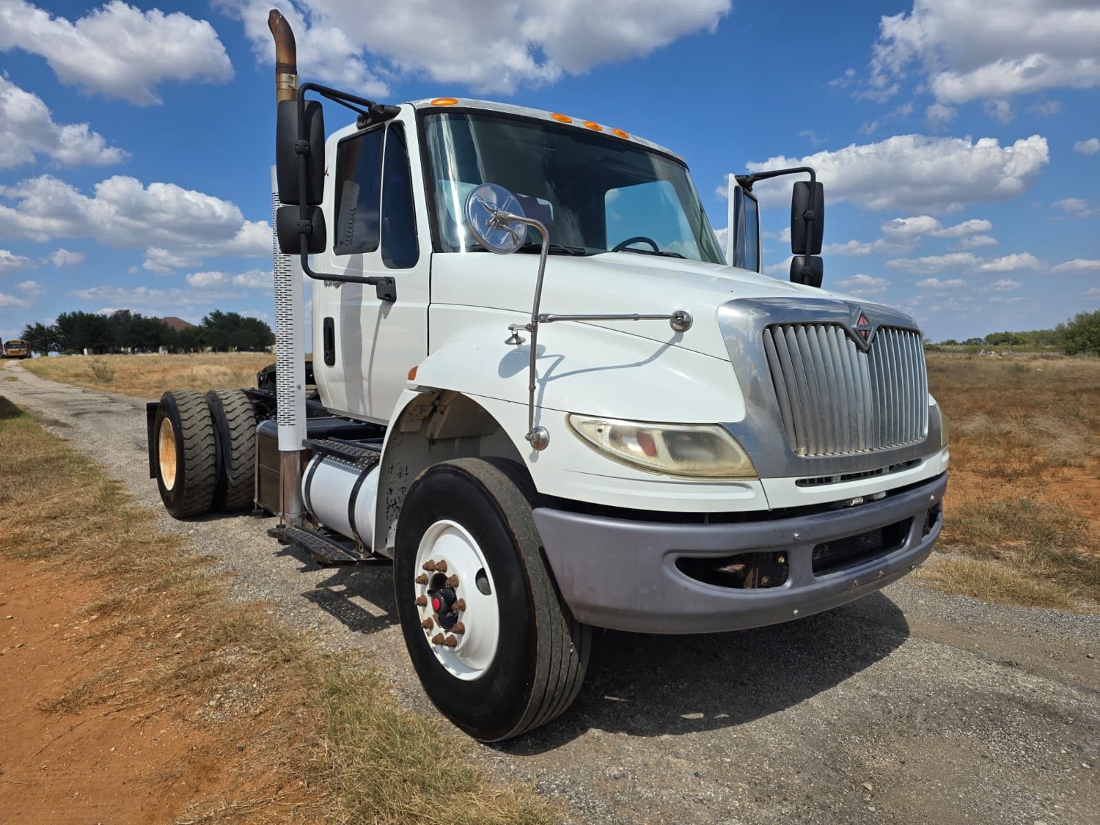2013 International 4400 5th Wheel Day cab