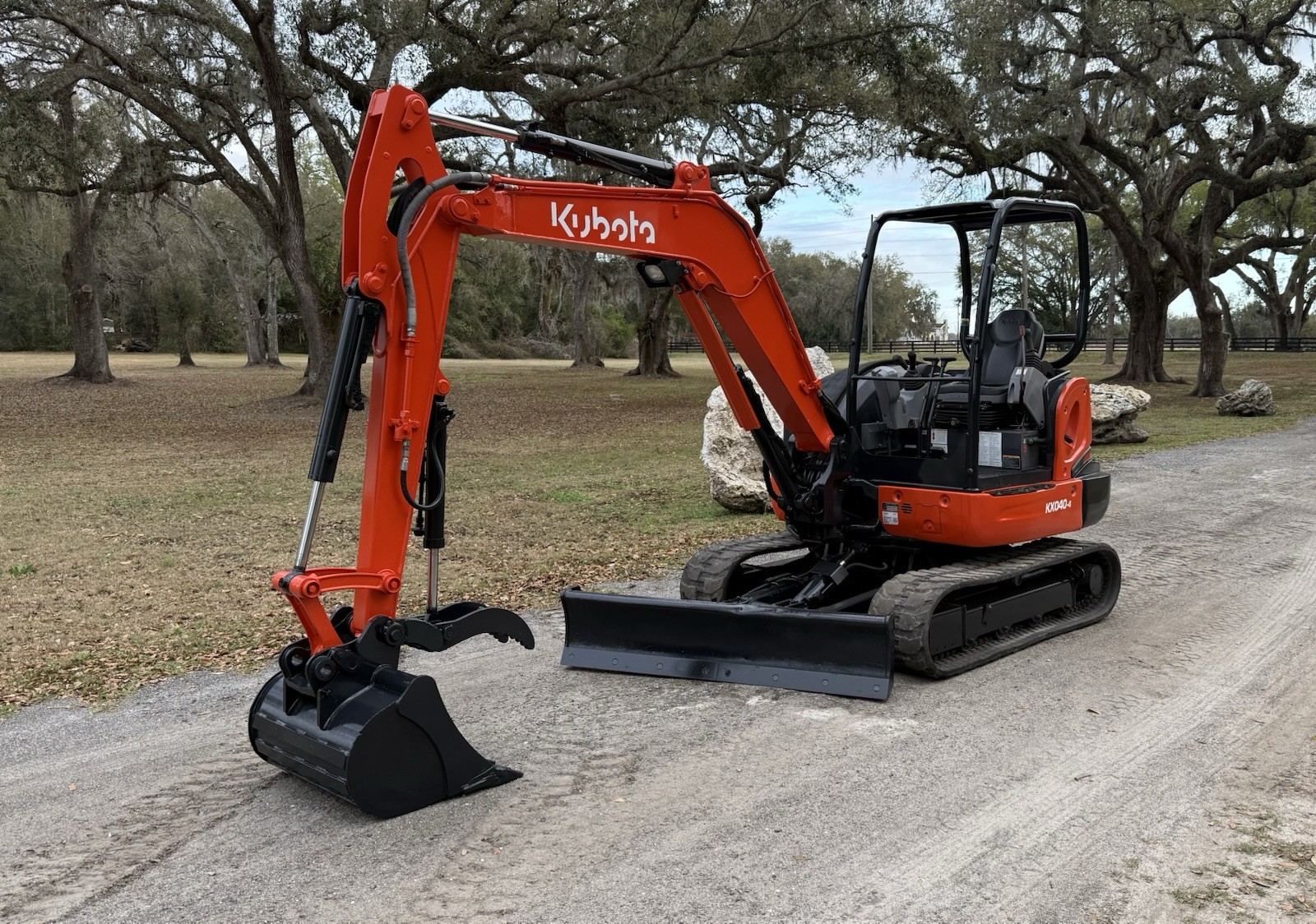 2020 KUBOTA KX040-4 MINI EXCAVATOR – HYDRAULIC THUMB – ANGLE BLADE – LOW HOURS!!