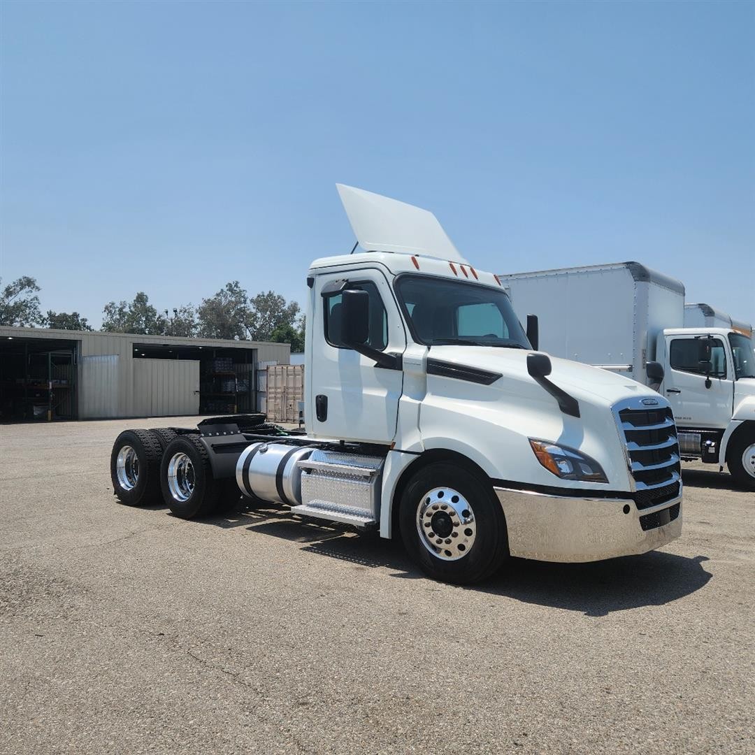 FREIGHTLINR CASCADIA DETROIT AUTO 3AXLE DAY CAB MACK PETE KW KENWORTH PETERBILT