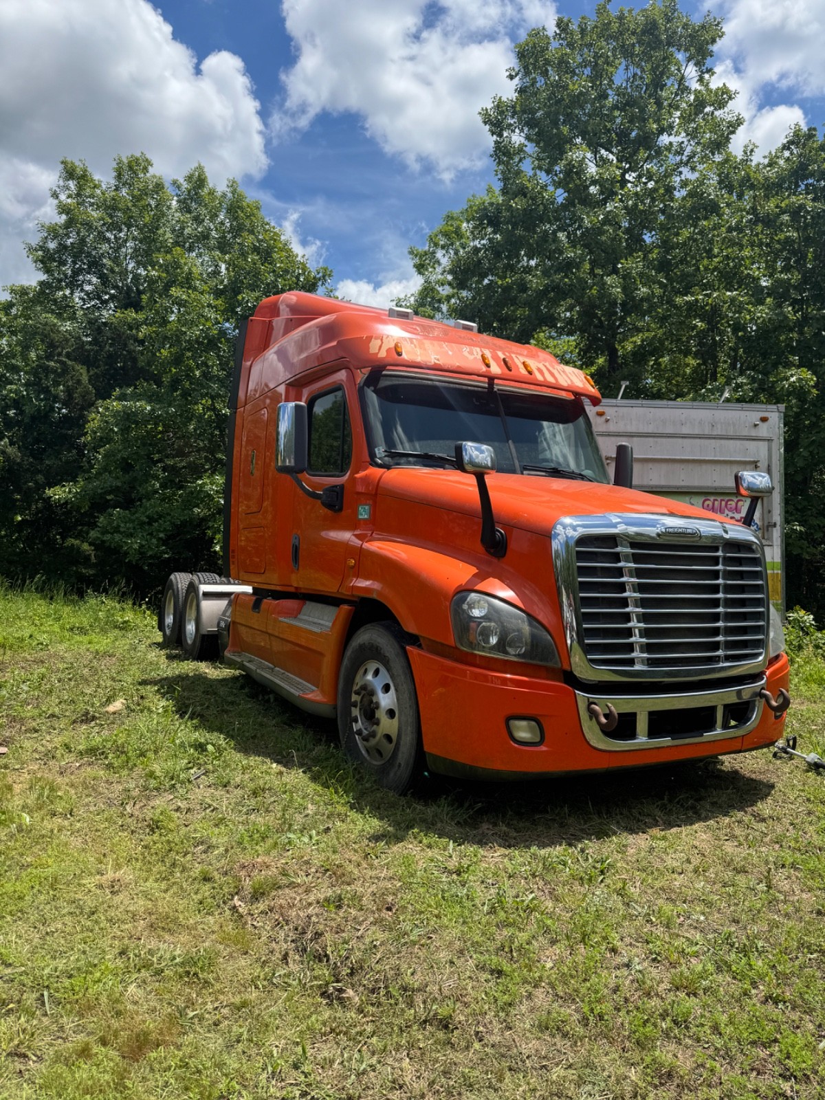 2015 Freightliner Cascadia 112 – 10-Speed Manual – Large Sleeper – TriPac