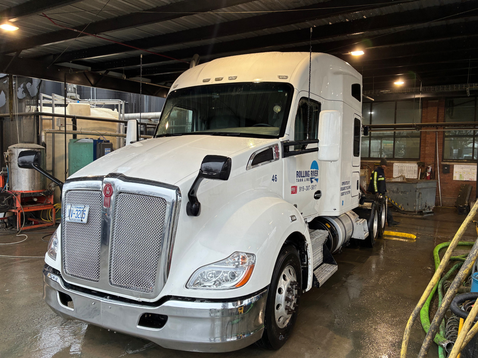 2018 Kenworth T680 – Wet Kit – MX-13 – Automatic – Mid Roof Sleeper