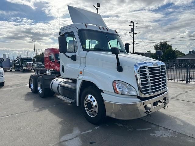 “18 FREIHGTLINER CASCADIA DAY CAB SEMI DETROIT 450HP 230K AUTO INTER MACH