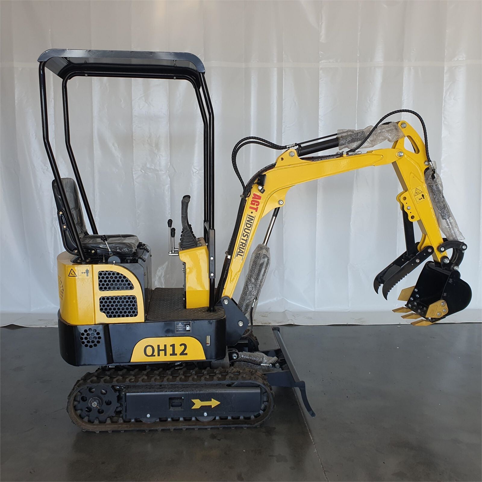 Mini Excavator 2025 NEW Arrival 1 Ton Digger Crawler 13.5 HP B&S Gas Engine EPA