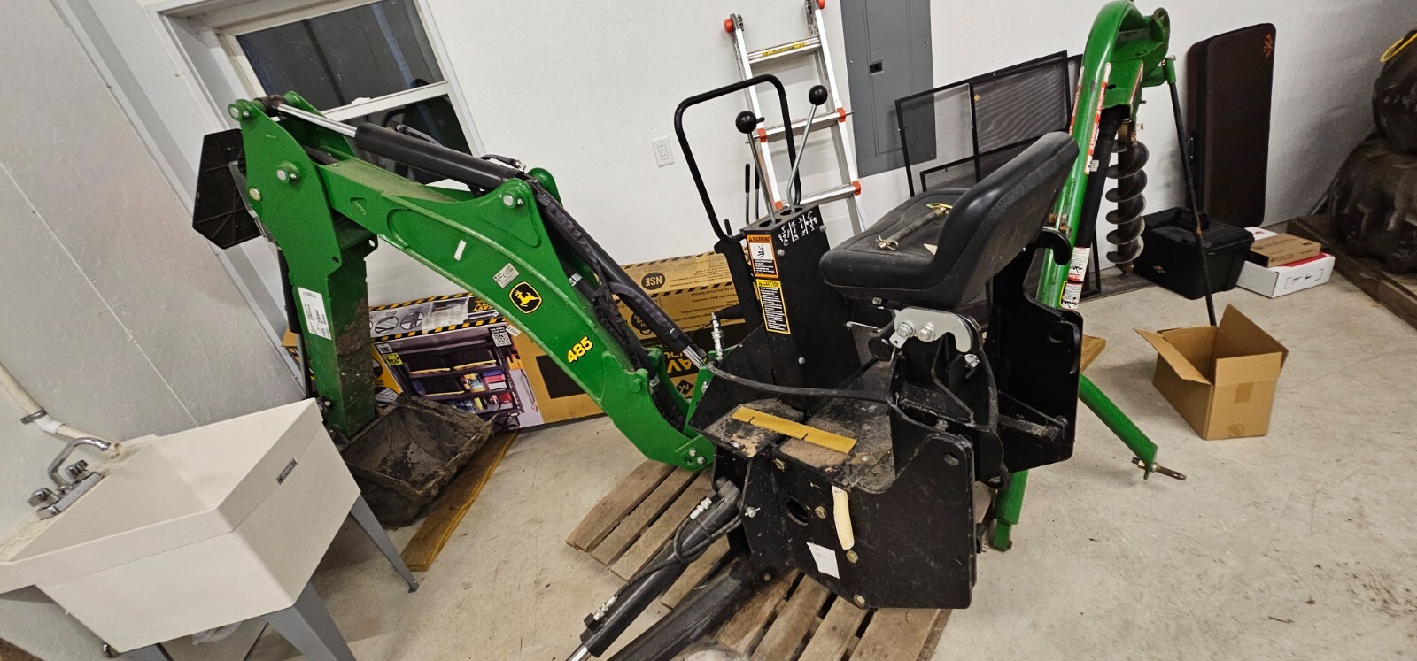 John Deere 485 Backhoe