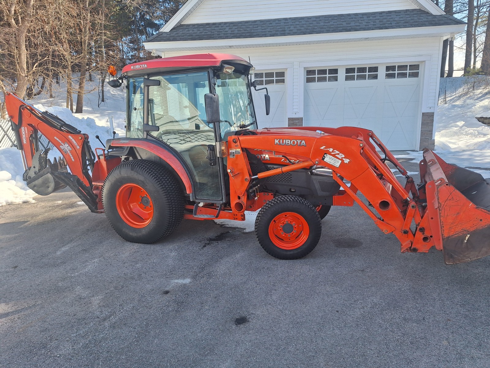 Kubota LA724 Backhoe Loader with Front Loader and Rear Backhoe Attachment