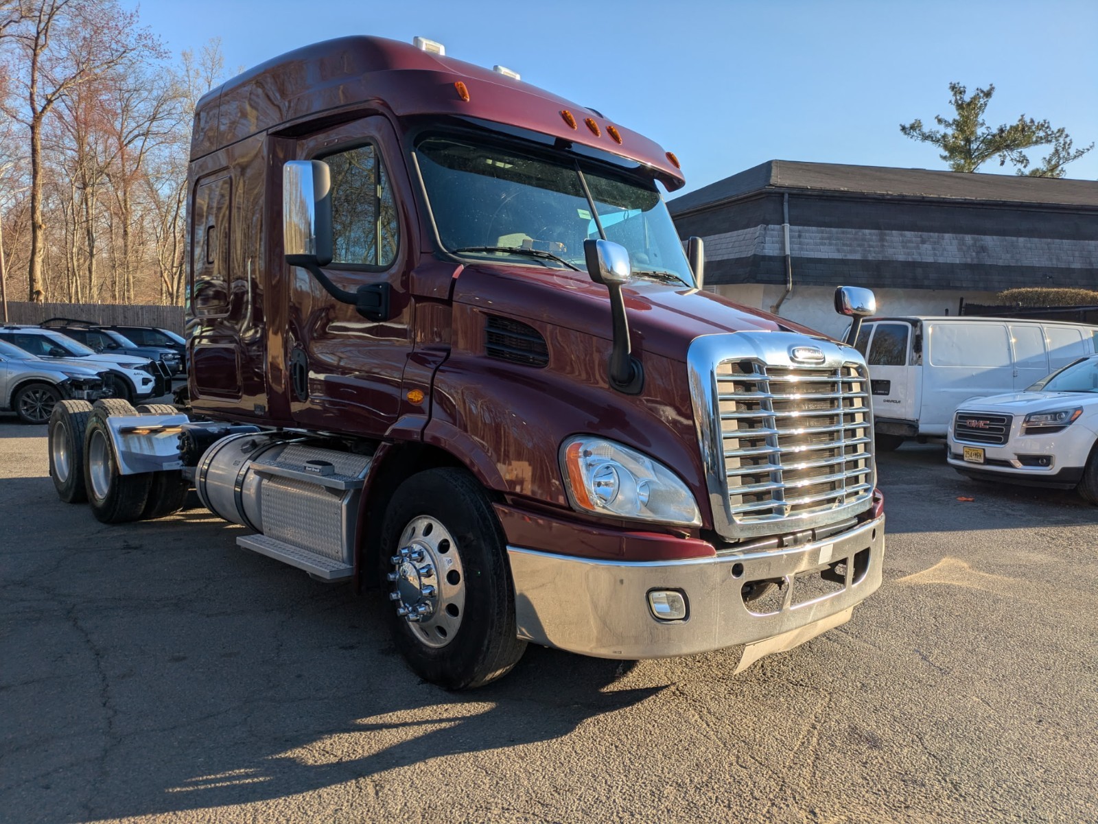 2017 Freightliner Cascadia Mid roof wetline LOW MILES
