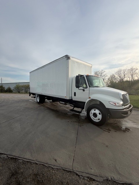 **2017 International 4300 26ft Box Truck w/ Liftgate -117k Miles