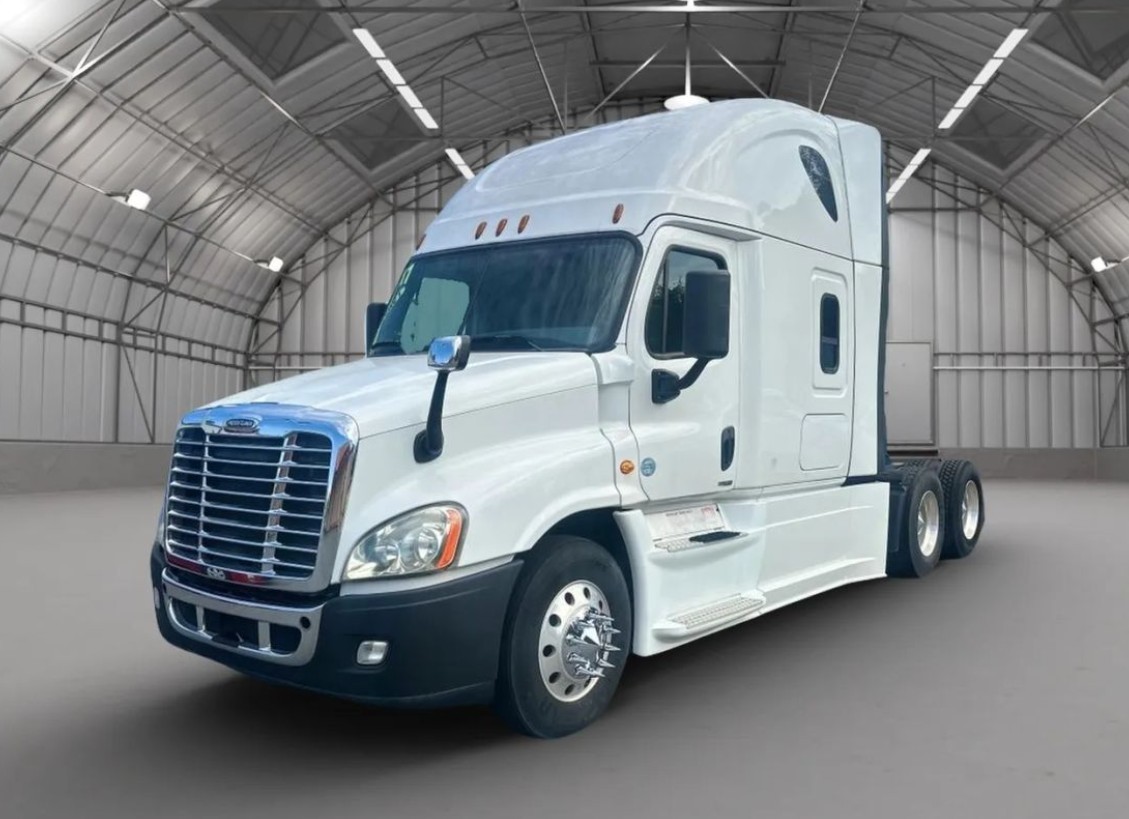 2017 Freightliner Cascadia Sleeper Semi Detroit DD15 only 305K