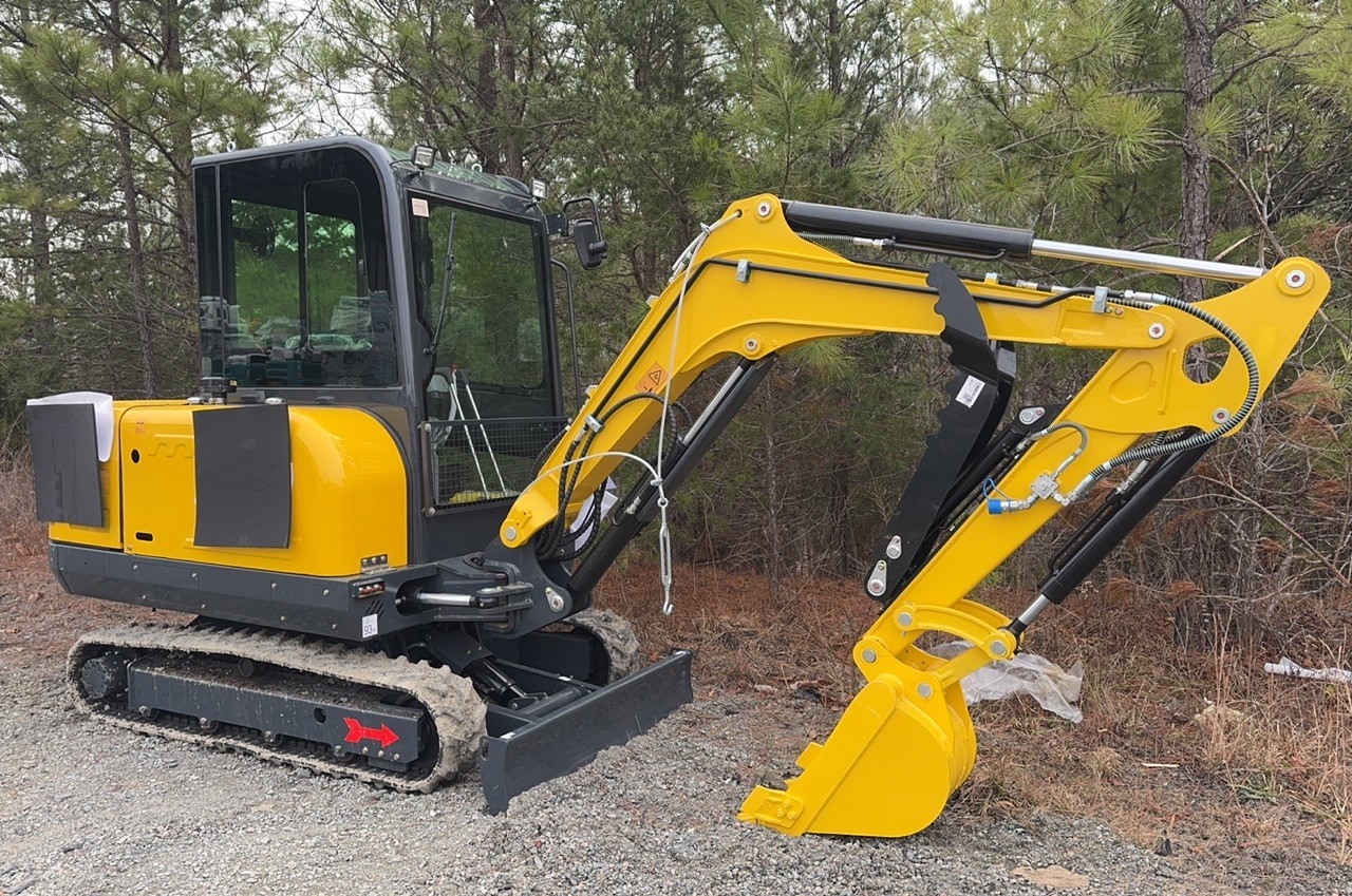 3.5 Ton Excavator Kubota Engine 25HP Enclosed Cab, Hydraulic Thumb