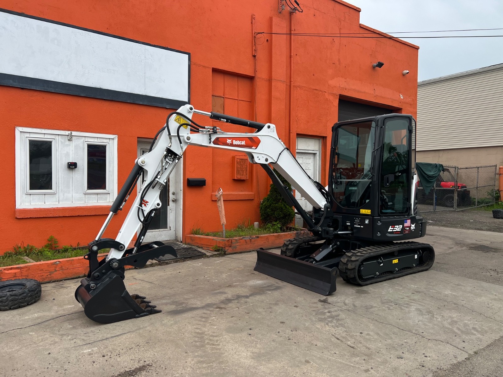 BOBCAT E32 r2 series only 127 hours, long arm, Kubota diesel engine, AC and heat