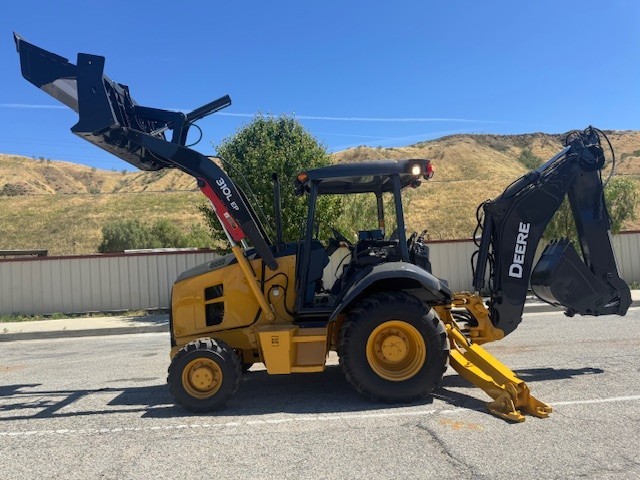 JOHN DEERE 310L-EP 4X4 4 SPEED POWER SHIFT LOW HOURS,AUX OUTLET, CALIF LOADER