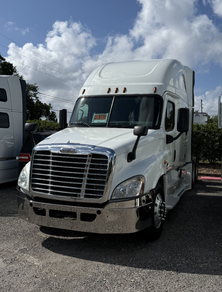 2016 Freightliner Cascadia Sleeper 126″ DD15 17EPA Engine A12 Transmission