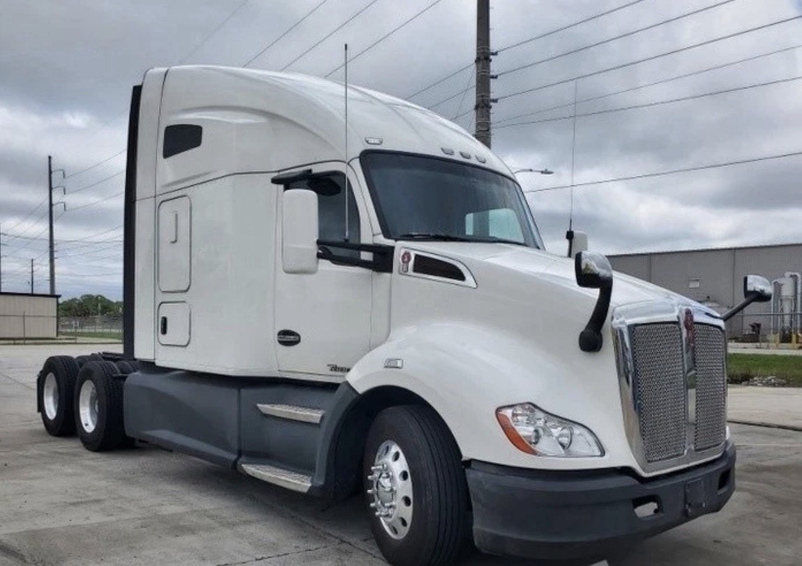 2019 International LT625 white