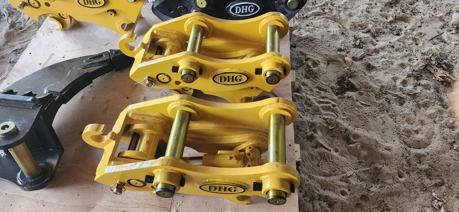 JCB 85Z EXCAVATOR QUICK CONNECT ATTACHMENT Center To Center Bucket Pins 13 1/2
