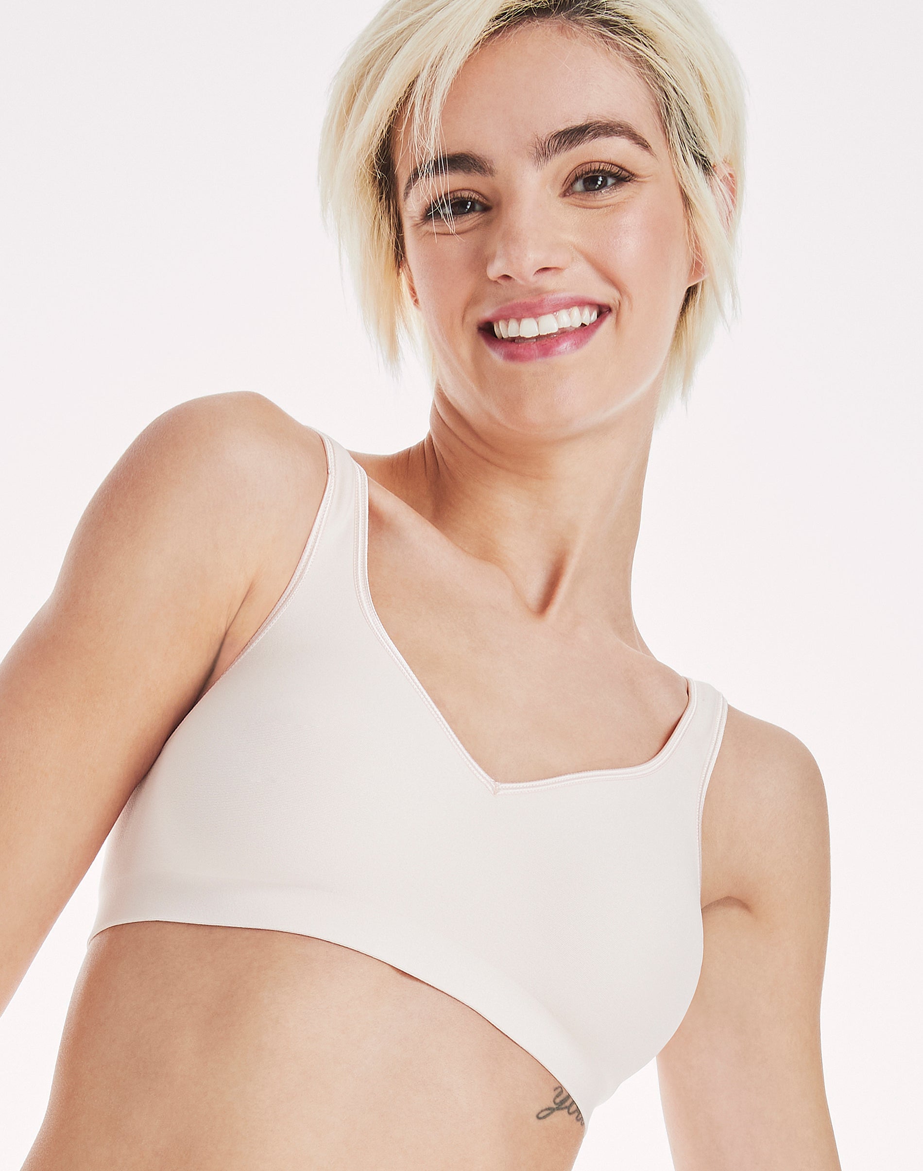 Hanes Comfort Evolution Women’s Wireless T-Shirt Bra with SmoothTec Band Light Buff M