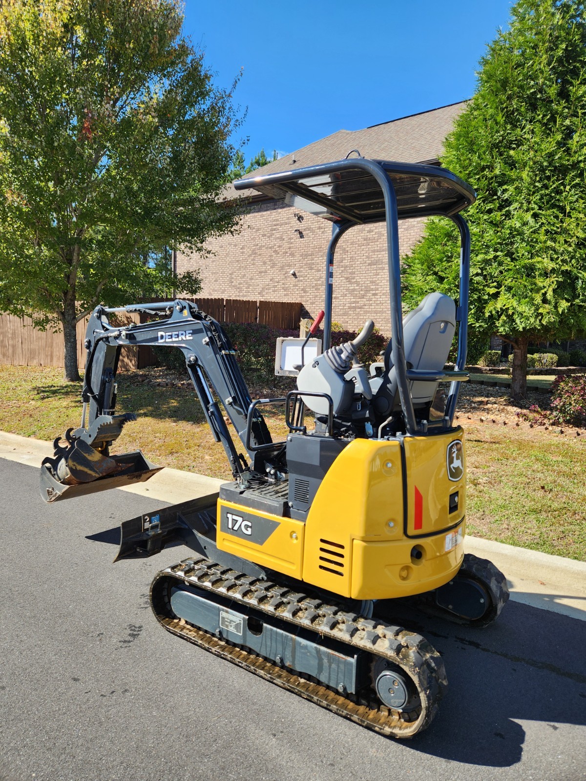 2022 John Deere 17G Mini Excavator, 180Hours, 2 Buckets & Hydro Thumb