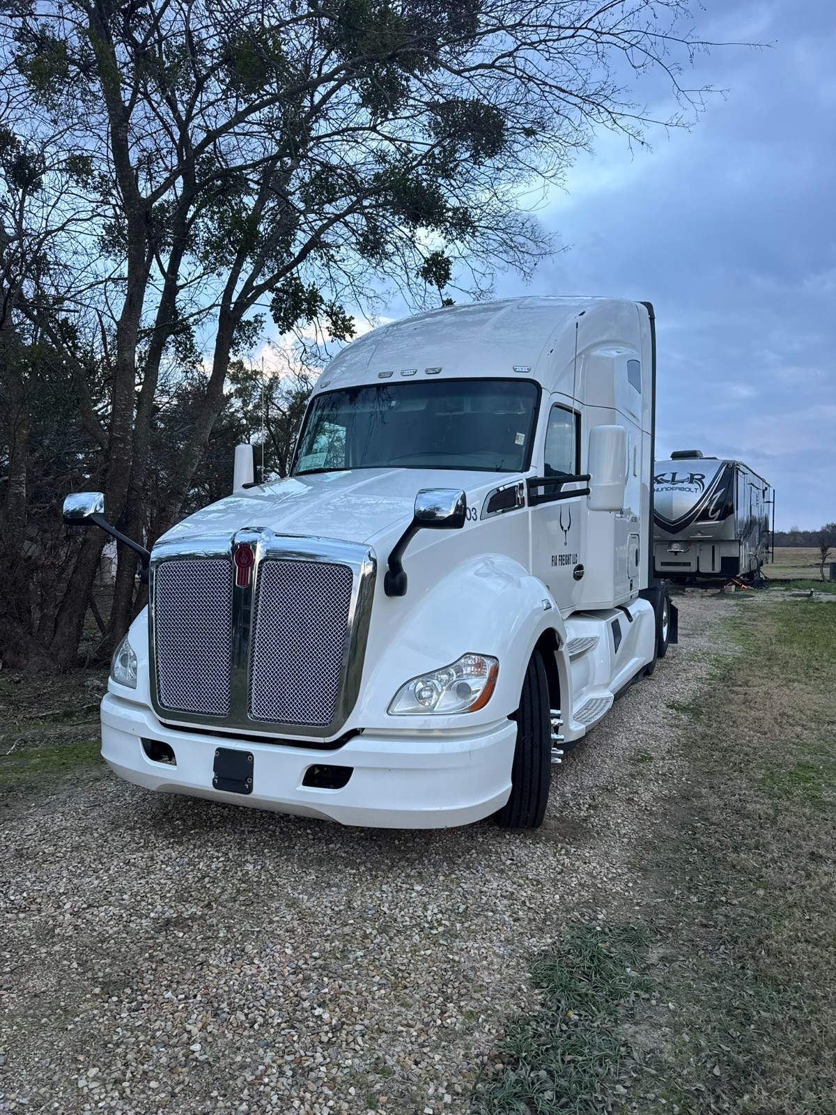 2019 Kenworth T680 Sleeper Semi Tractor – w/Warranty, APU, Low Miles!!