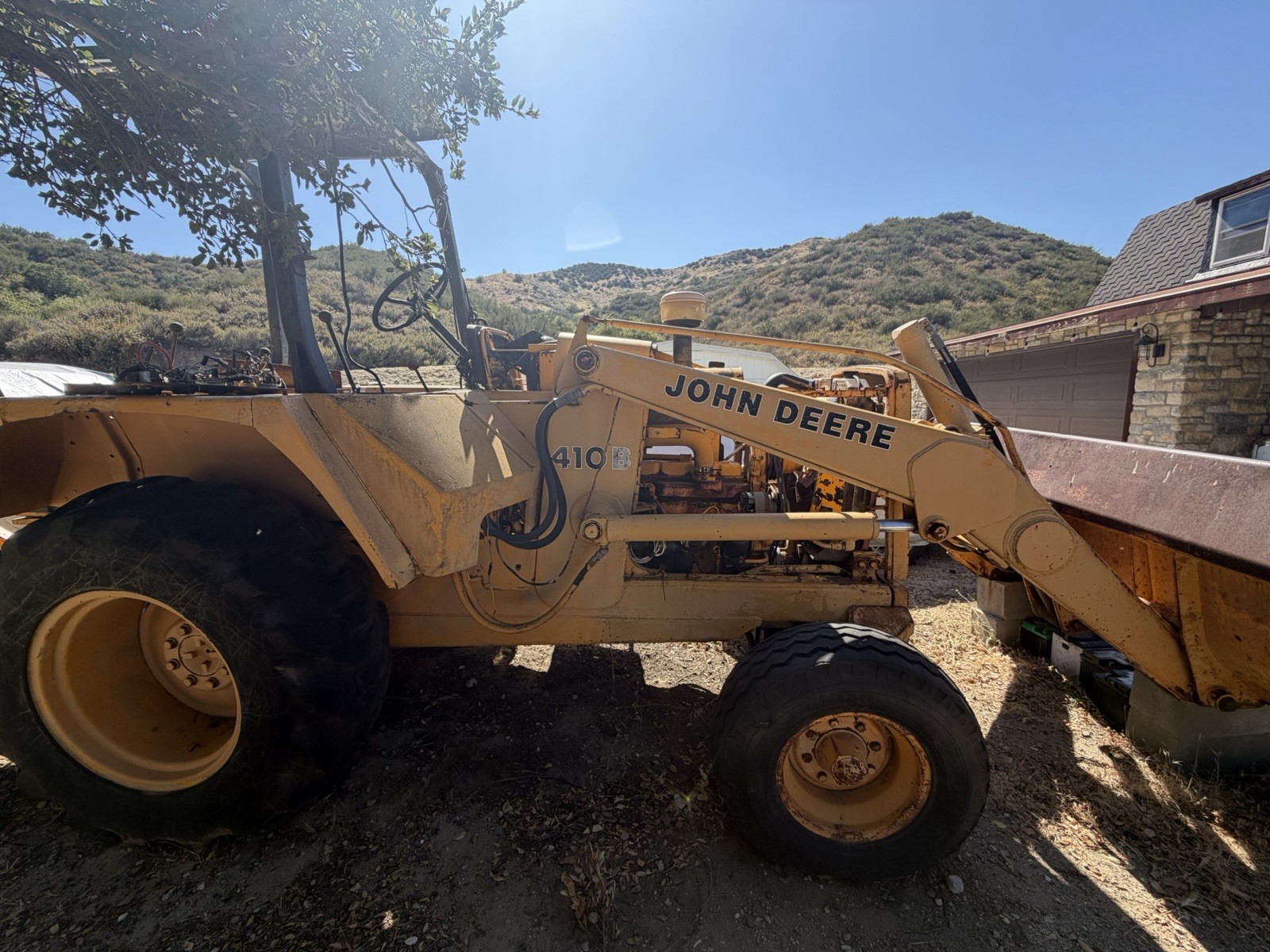 John Deere 410B Backhoe Loader w/ Front Loader Bucket Loader