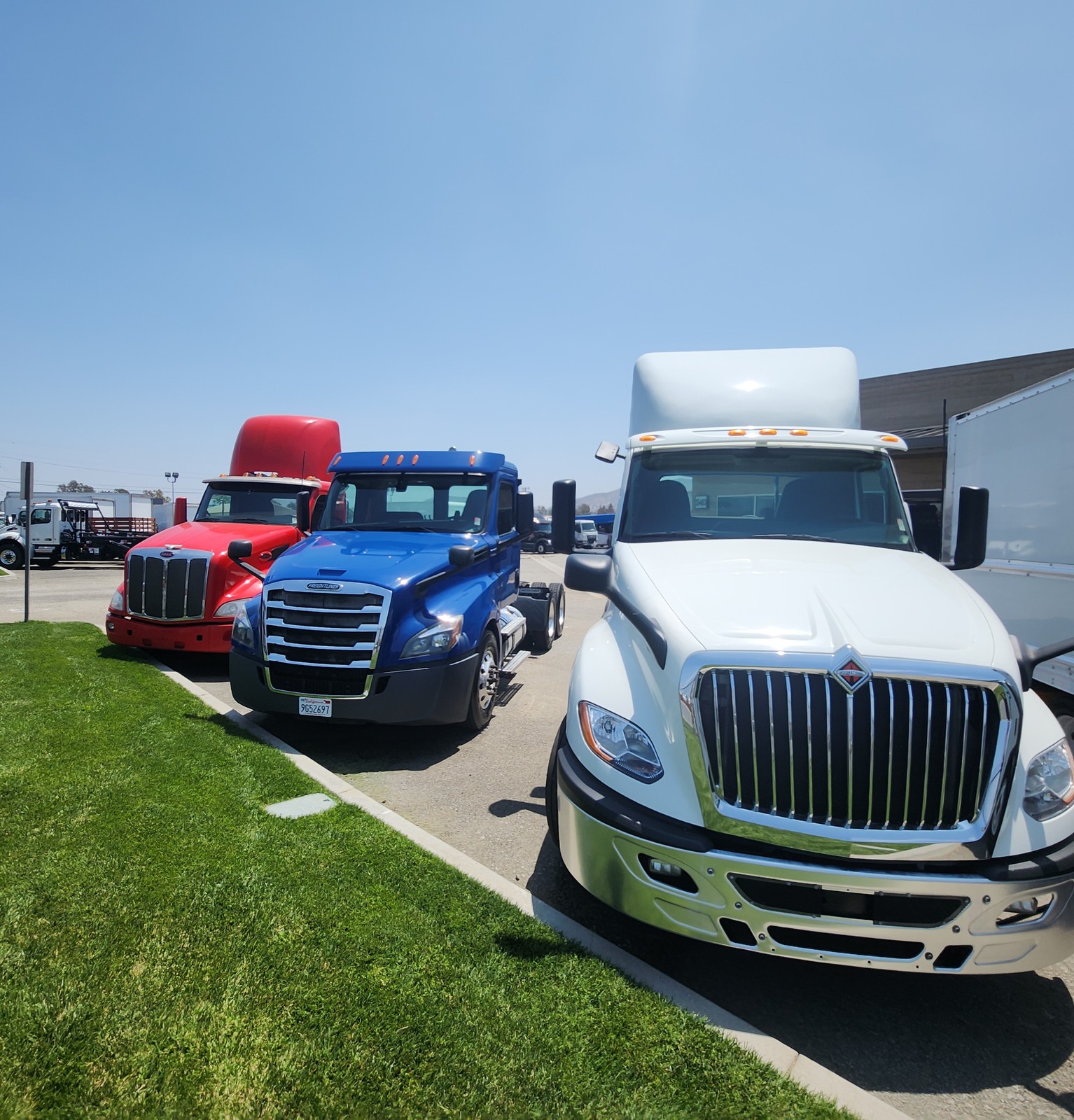 BLUE FREIGHTLINER CASCADIA DAYCAB SEMI tractor 3XL DD15 505HP A/T MACK PETERBILT