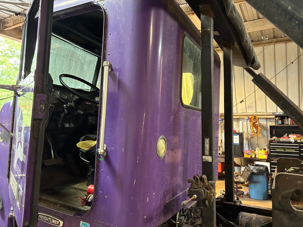 Freightliner Fl120 Cab only