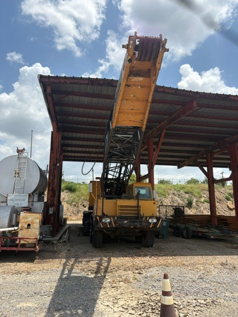 Loraine crane 1965 runs. New diesel engines 90′ lattice boom, Hyd. outriggers +