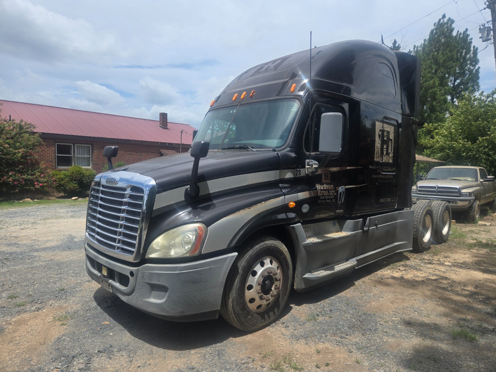 2014 Freightliner  Cascadia 125  -72″ Extended Height Sleeper, Detroit DD-15 EV