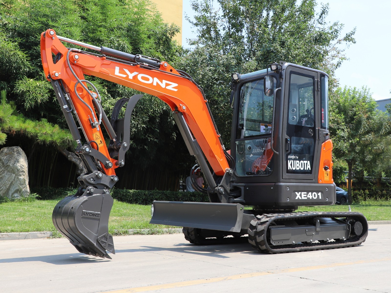 2026 LYONZ XE401 Mini Excavator 4-ton 25HP 8,554 lbs w/ Kubota Diesel Engine