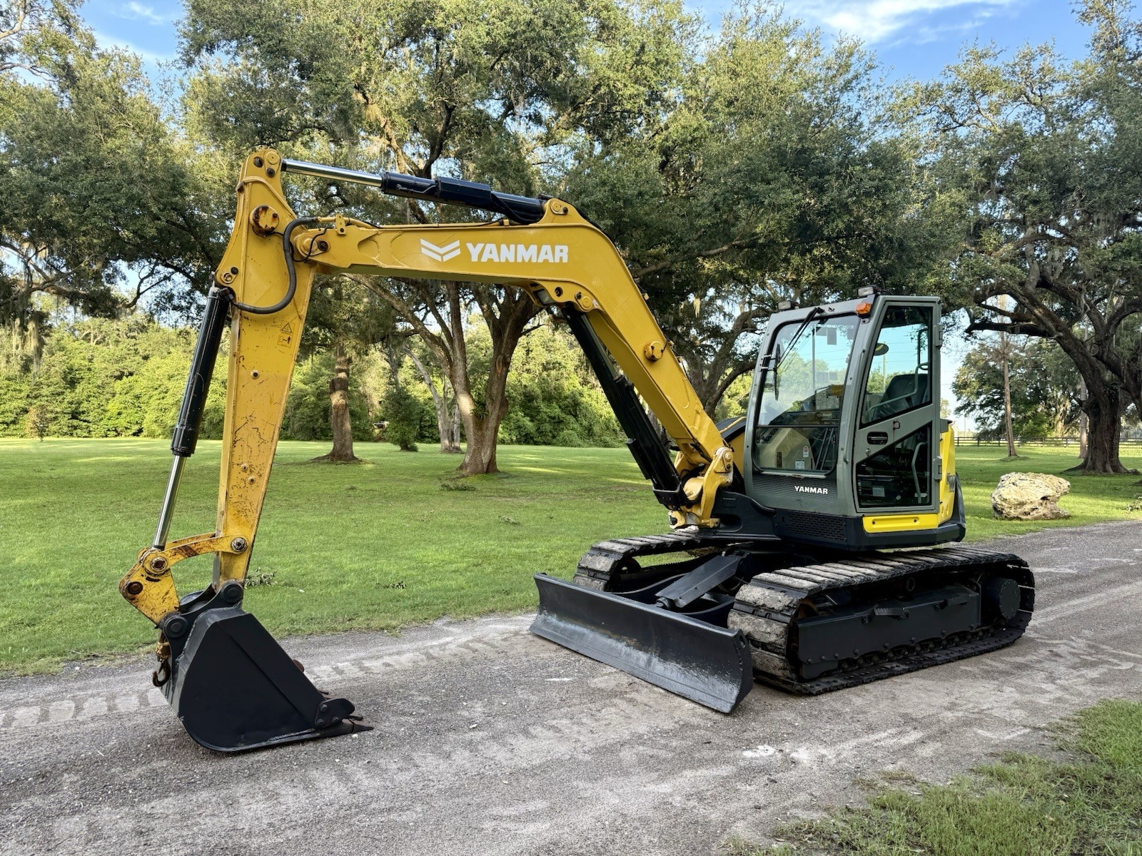 2014 YANMAR SV100 MINI EXCAVATOR – JOYSTICK CONTROLS – 2 SPD – COLD AC – LOW HR