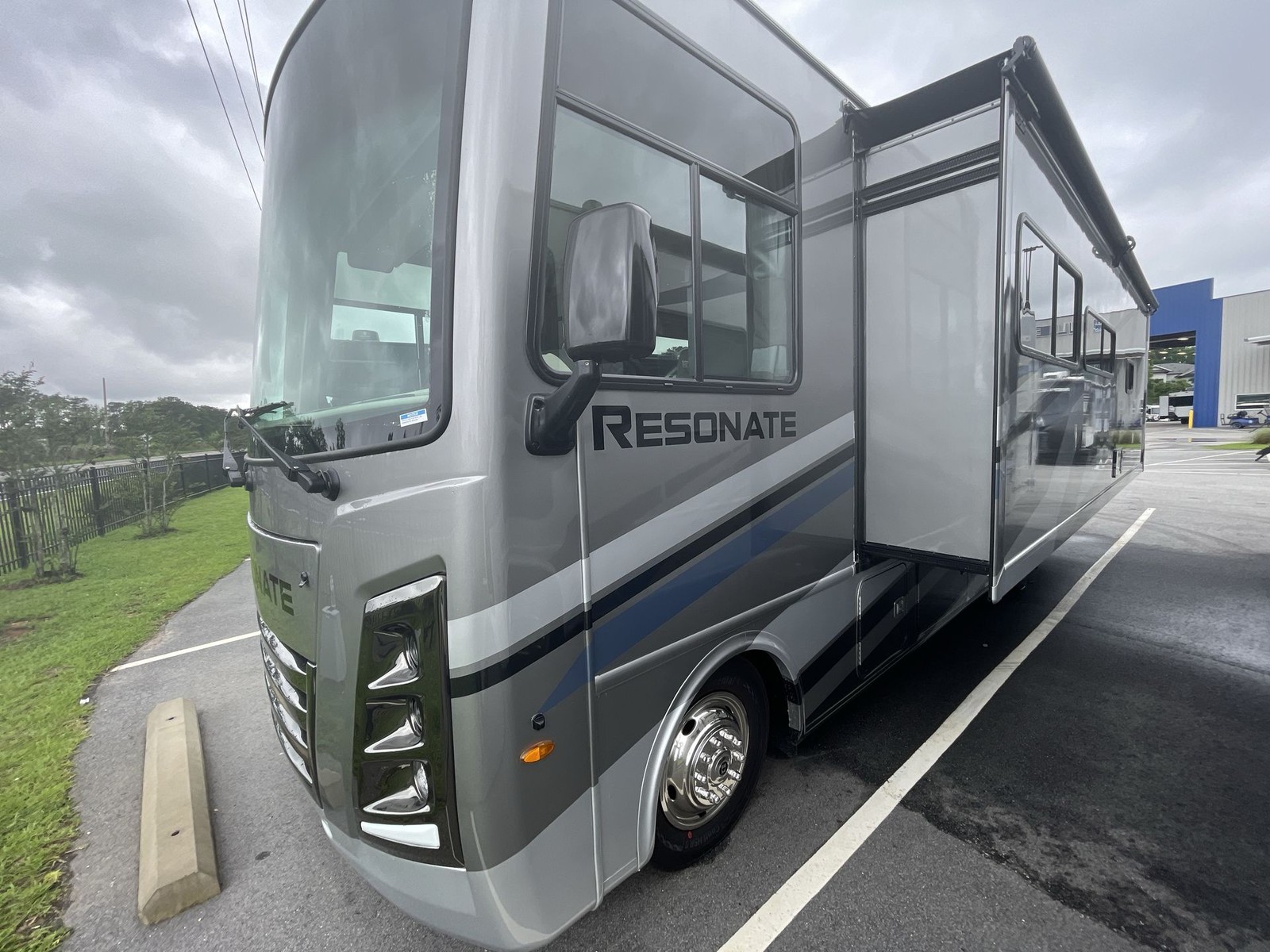 2027 Thor Motor Coach Resonate 29D