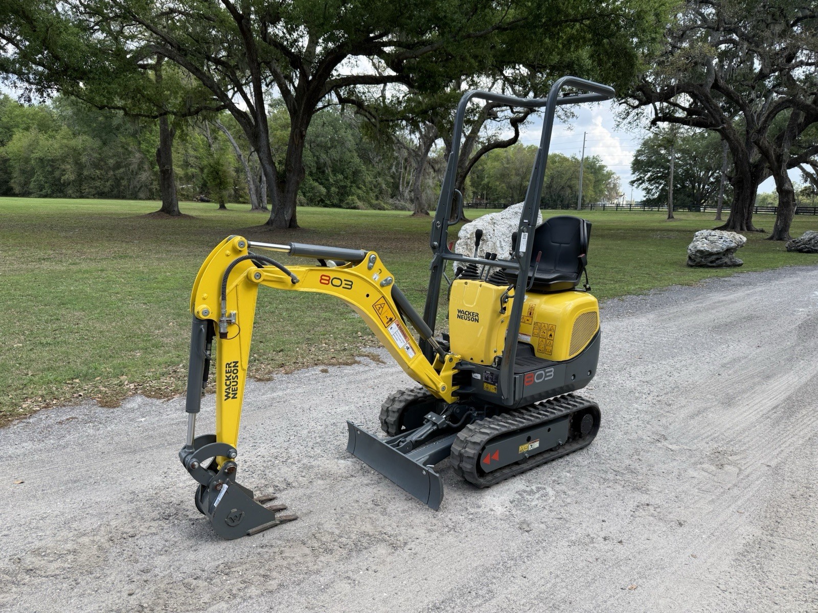 2023 WACKER NEUSON 803 MINI EXCAVATOR – FOLDABLE ROPS – EXTENDABLE – 3CYL DIESEL