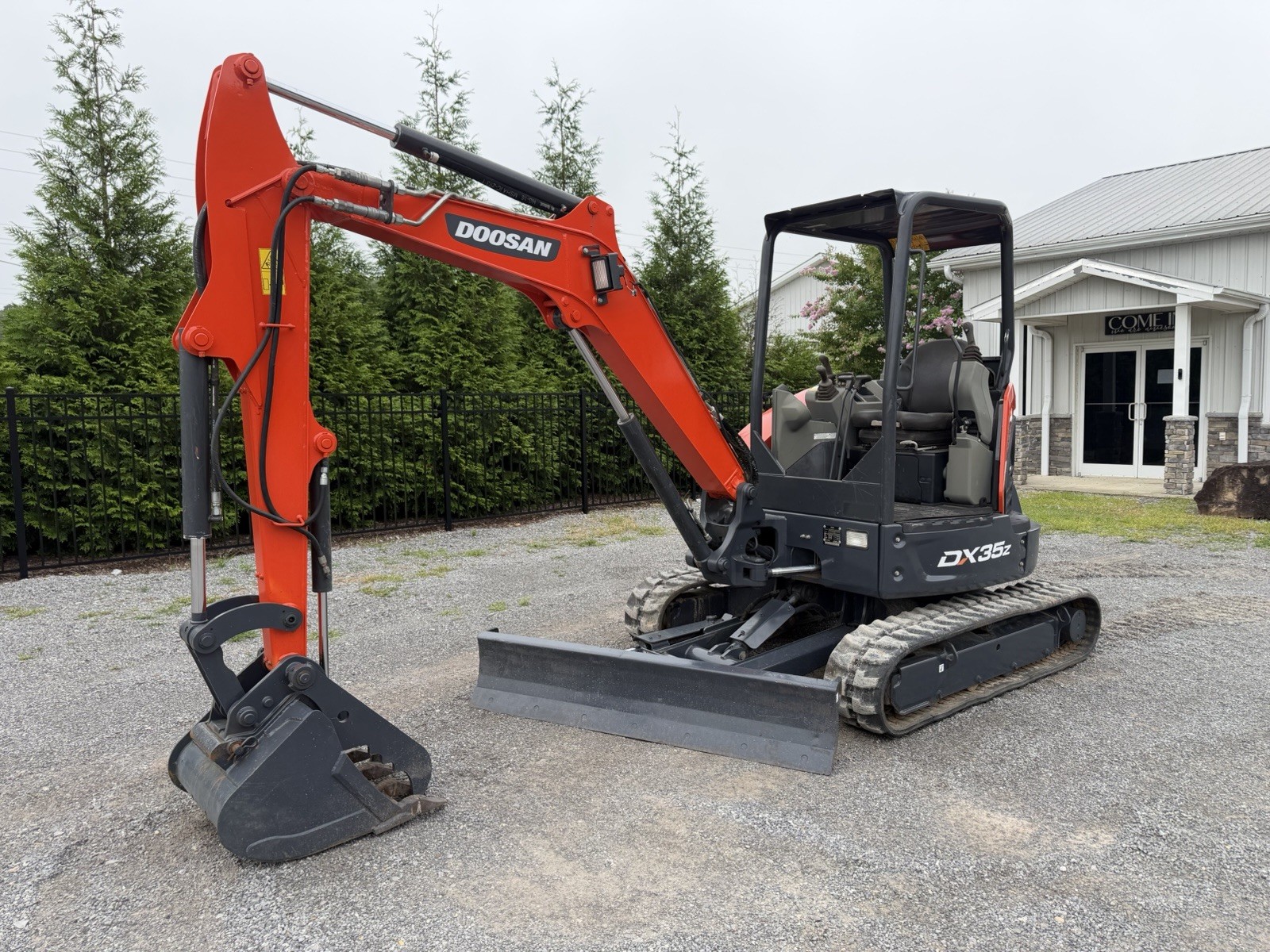 2021 DOOSAN DX35Z MINI EXCAVATOR – HYD THUMB – ANGLE BLADE – BOBCAT E35 LOW HRS!