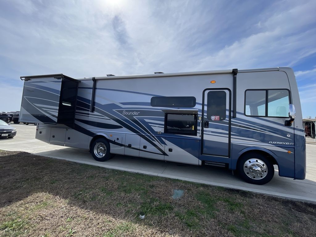 2026 Fleetwood Bounder 33C
