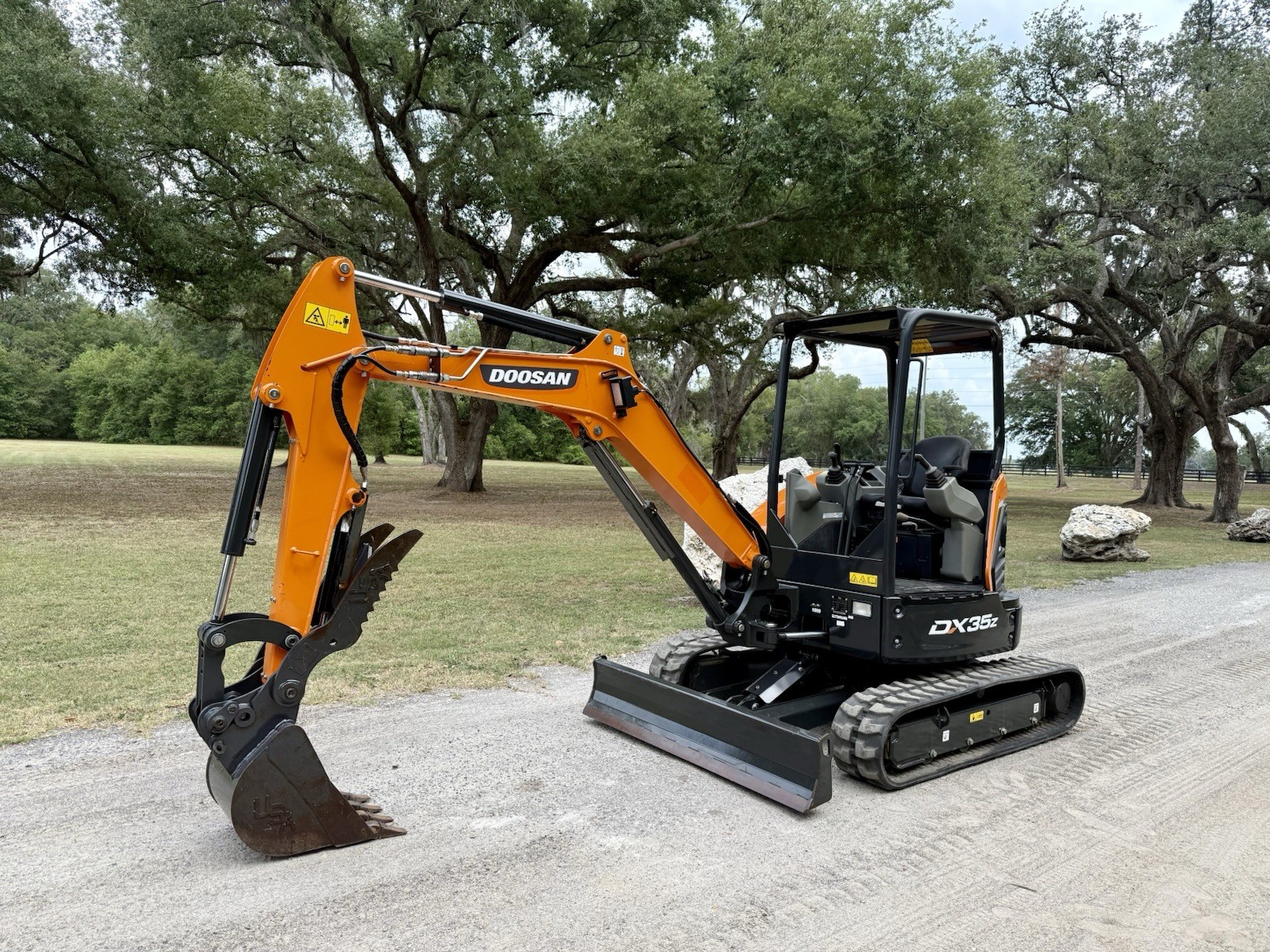 2021 DOOSAN DX35Z MINI EXCAVATOR – HYD THUMB – THIS IS A BOBCAT E35 W/ 144 HOURS